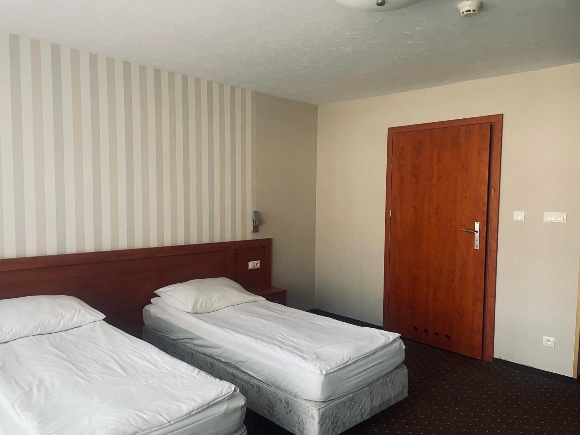 Papaver Hotel Slesin  Bagian luar foto