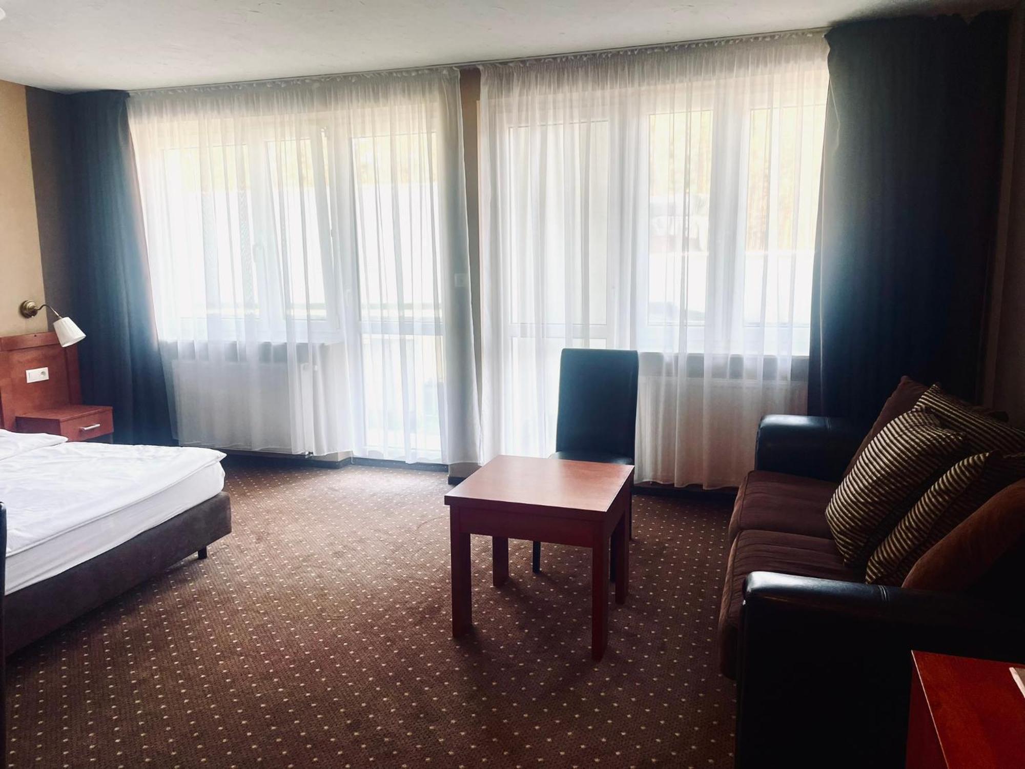 Papaver Hotel Slesin  Bagian luar foto